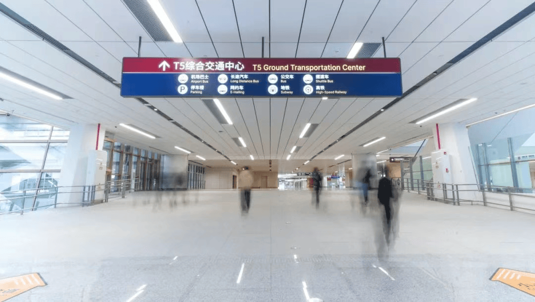 西安咸阳机场有人坠楼砸到清洁工？目击者称当时他们站成一排正开会，多方回应