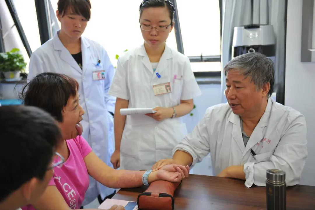 悬壶济世五十载，杏林春暖映初心