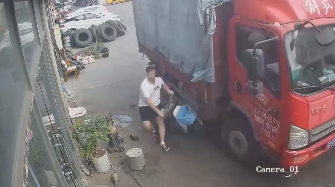 男子将电动车扔到大货车底下碰瓷，被讽刺“动作丝滑演技到位”，重庆警方介入