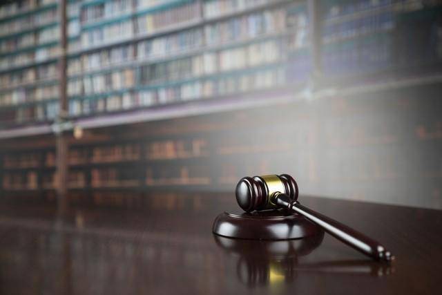 男子酒驾逆行出事故死亡，亲属起诉14名聚餐者索赔30万！二审改判：14人各赔4000元